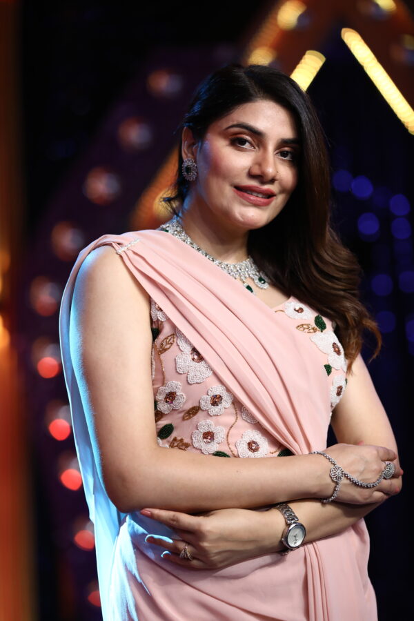 Peach Cowl Drape Saree Sith Hand Embroidered Blouse - Image 8